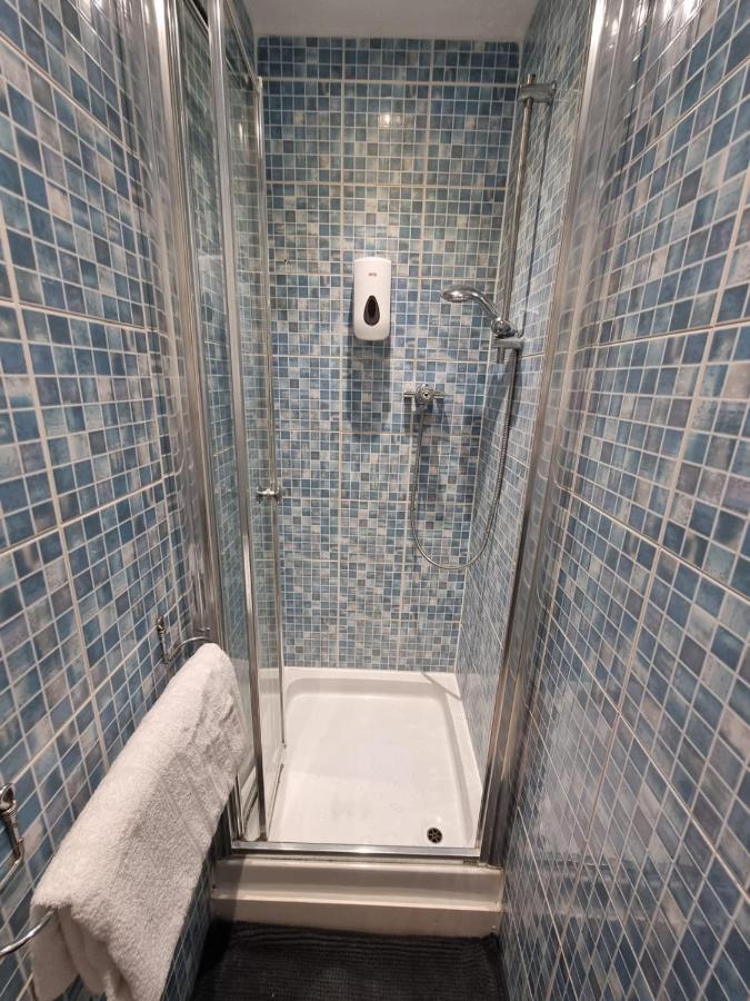 Private Rooms Bath Exterior foto
